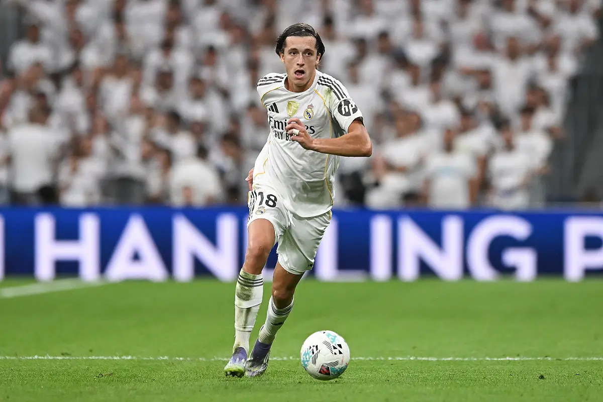 MADRID, SPAIN - SEPTEMBER 20: Alvaro Carreras of Real Madrid controls the ball during the LaLiga EA Sports match between Real Madrid CF and RCD Espanyol de Barcelona at Estadio Santiago Bernabeu on September 20, 2025 in Madrid, Spain. (Photo by Denis Doyle/Getty Images)