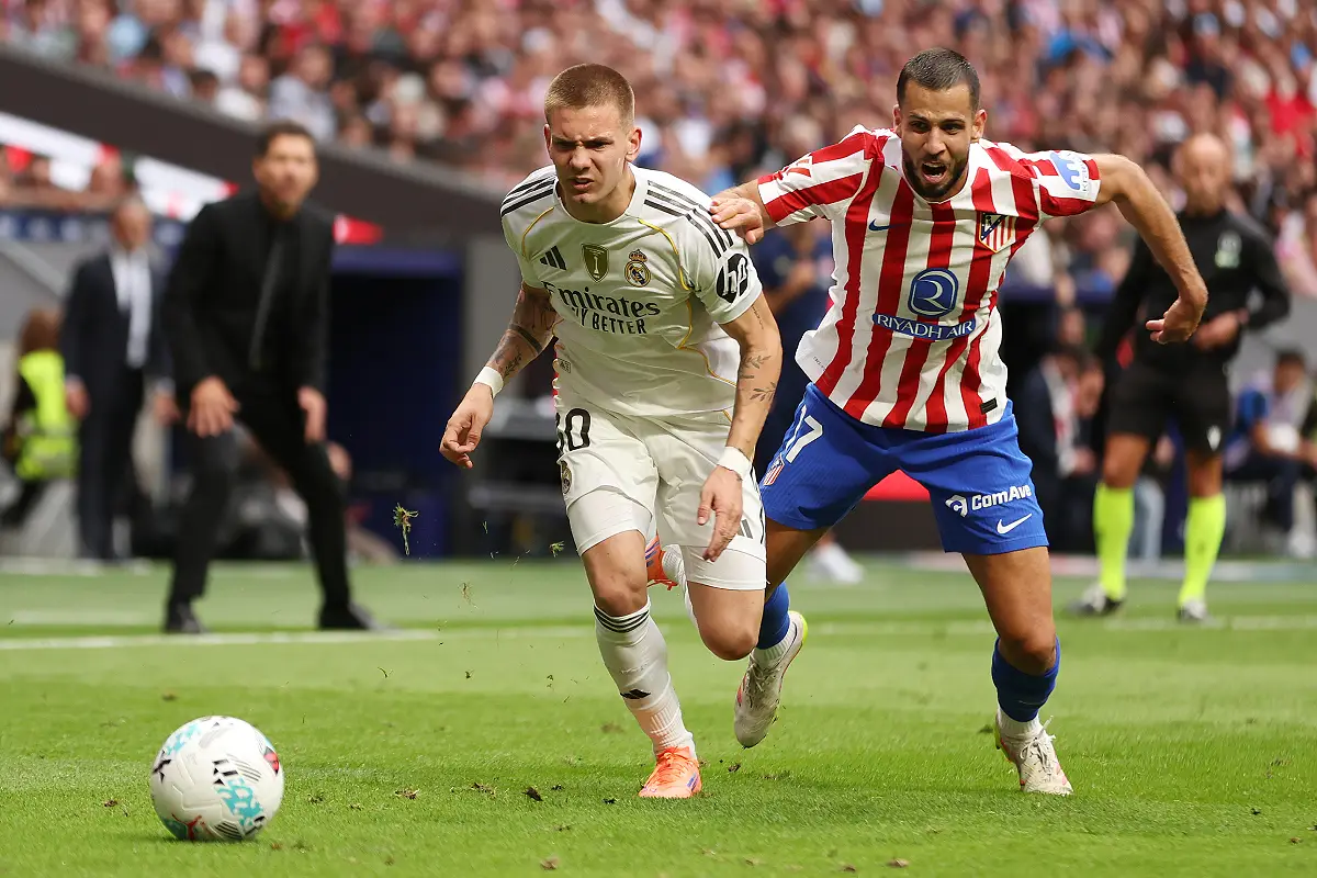 MADRID, SPAIN - SEPTEMBER 27: Franco Mastantuono of Real Madrid is put under pressure by David Hancko of Atletico de Madrid during the LaLiga EA Sports match between Atletico de Madrid and Real Madrid CF at Riyadh Air Metropolitano on September 27, 2025 in Madrid, Spain. (Photo by Florencia Tan Jun/Getty Images)