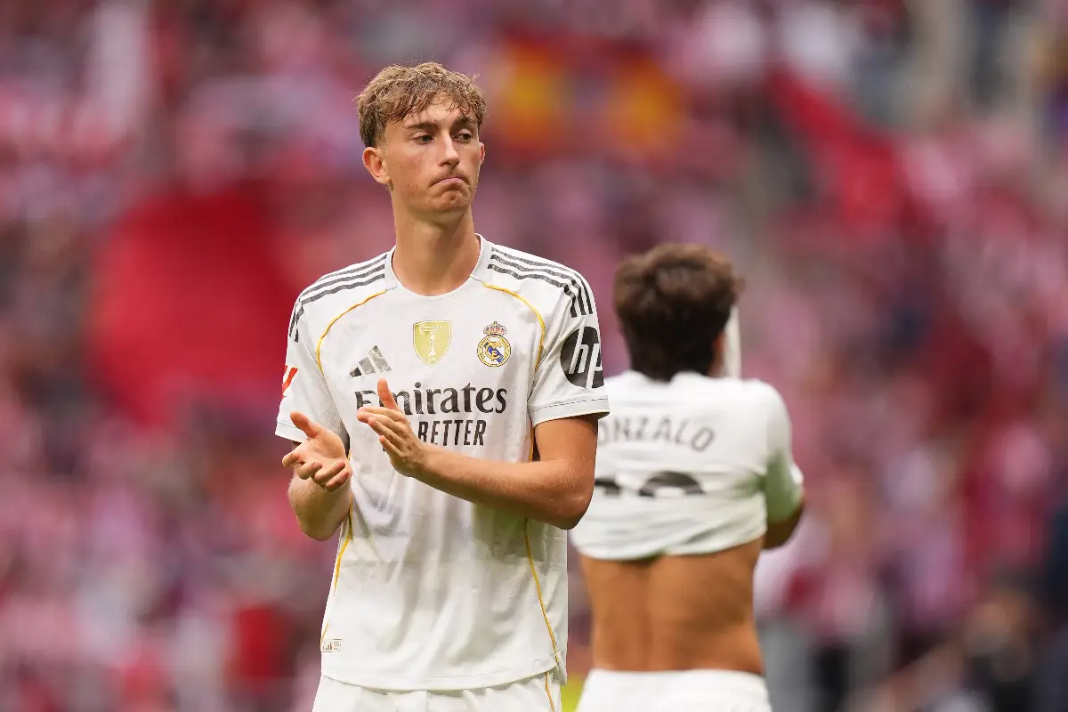 MADRID, SPAIN - SEPTEMBER 27: Dean Huijsen of Real Madrid acknowledges the fans after his teams defeat during the LaLiga EA Sports match between Atletico de Madrid and Real Madrid CF at Riyadh Air Metropolitano on September 27, 2025 in Madrid, Spain. (Photo by Angel Martinez/Getty Images)