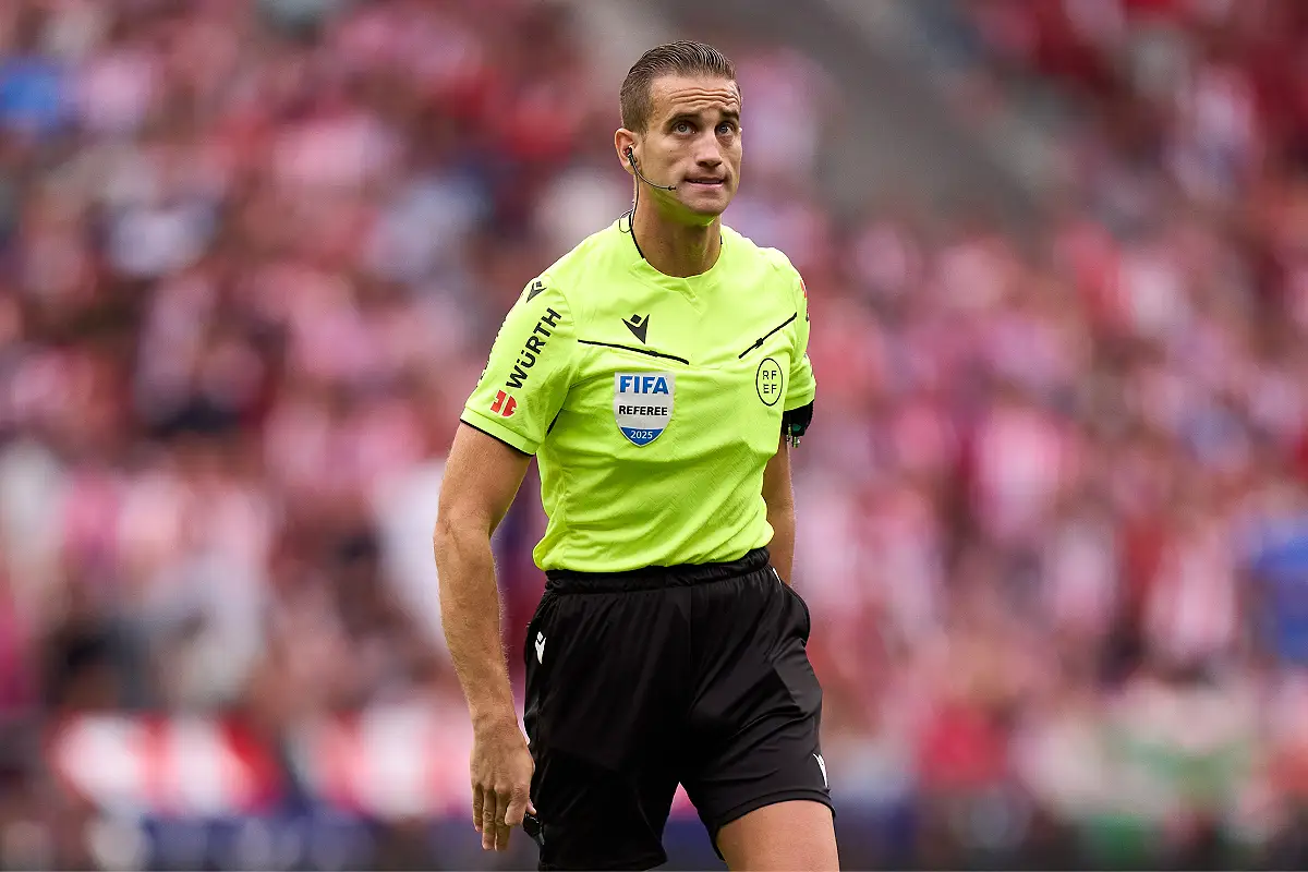 MADRID, SPAIN - SEPTEMBER 27: Referee Javier Alberola Rojas looks on during the LaLiga EA Sports match between Atletico de Madrid and Real Madrid CF at Riyadh Air Metropolitano on September 27, 2025 in Madrid, Spain. (Photo by Angel Martinez/Getty Images)