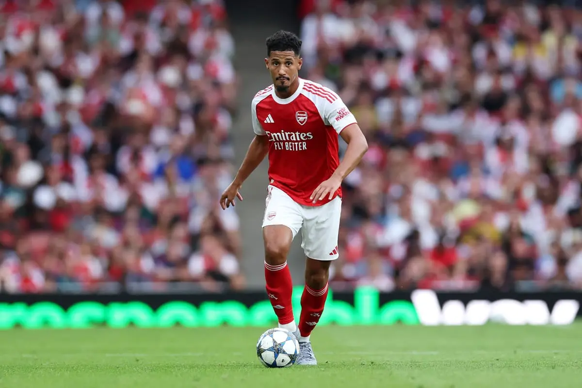 LONDON, ENGLAND - AUGUST 06: William Saliba of Arsenal runs with the ball during the pre-season friendly match between Arsenal and Villarreal at Emirates Stadium on August 06, 2025 in London, England. (Photo by Eddie Keogh/Getty Images).