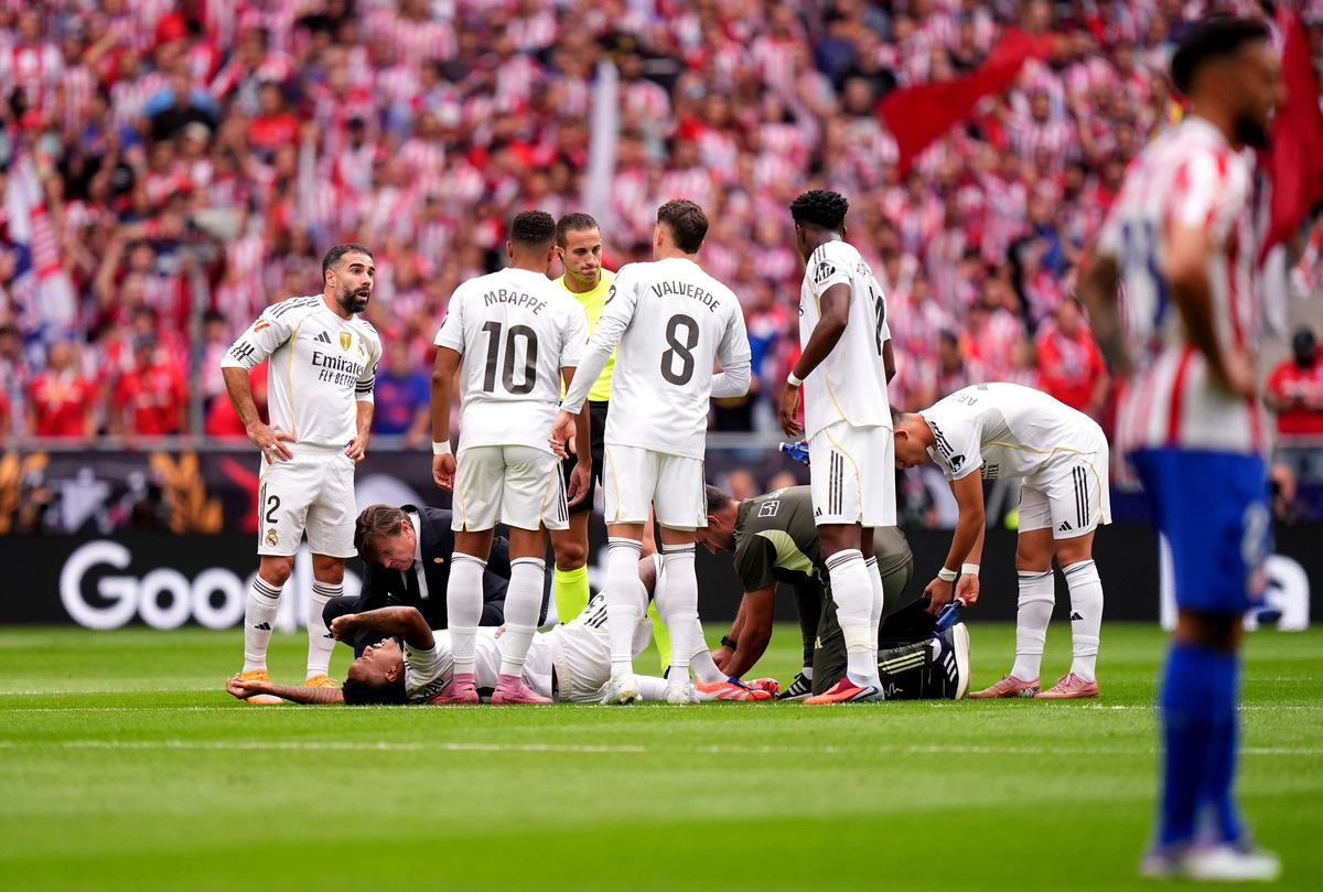 MADRID, SPAIN - SEPTEMBER 27: Dani Carvajal Militão of Real Madrid receives medical treatment during the LaLiga EA Sports match between Atletico de Madrid and Real Madrid CF at Riyadh Air Metropolitano on September 27, 2025 in Madrid, Spain. (Photo by Angel Martinez/Getty Images)
