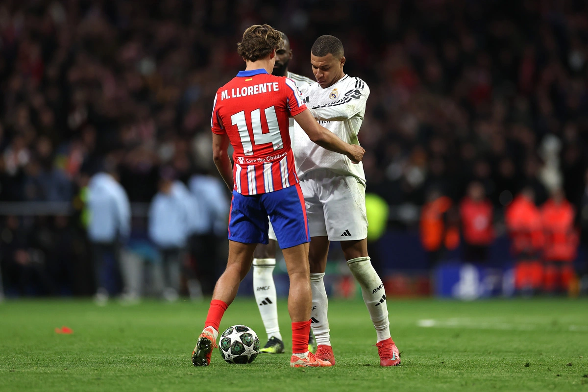 MADRID, SPAIN - MARCH 12: Kylian Mbappe of Real Madrid clashes with Alexander Sorloth of Atletico de Madrid during the penalty shootout during the UEFA Champions League 2024/25 Round of 16 second leg match between Atletico de Madrid and Real Madrid C.F. at Estadio Metropolitano on March 12, 2025 in Madrid, Spain. (Photo by Florencia Tan Jun/Getty Images)