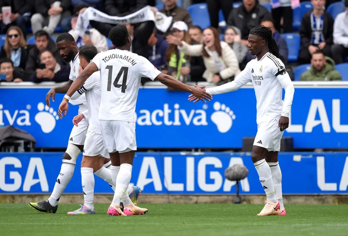 VITORIA-GASTEIZ, SPAIN - APRIL 13: Eduardo Camavinga of Real Madrid celebrates scoring his team's first goal with teammate Aurelien Tchouameni during the LaLiga match between Deportivo Alaves and Real Madrid CF at Estadio de Mendizorroza on April 13, 2025 in Vitoria-Gasteiz, Spain. (Photo by Juan Manuel Serrano Arce/Getty Images).