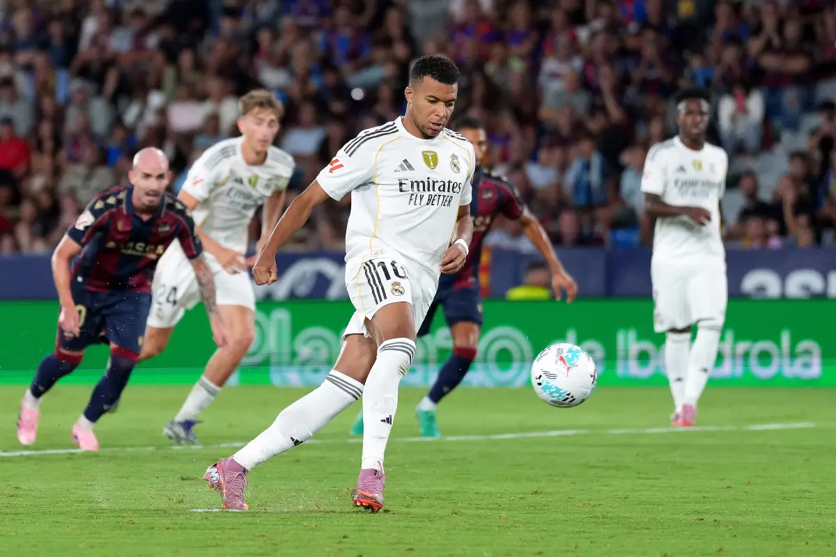VALENCIA, SPAIN - SEPTEMBER 23: Kylian Mbappe of Real Madrid scores his team's third goal from the penalty spot during the LaLiga EA Sports match between Levante UD and Real Madrid CF at Ciutat de Valencia on September 23, 2025 in Valencia, Spain. (Photo by Aitor Alcalde/Getty Images)