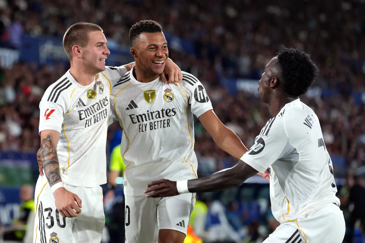 VALENCIA, SPAIN - SEPTEMBER 23: Kylian Mbappe of Real Madrid celebrates scoring his team's fourth goal with teammates Franco Mastantuono and Vinicius Junior during the LaLiga EA Sports match between Levante UD and Real Madrid CF at Ciutat de Valencia on September 23, 2025 in Valencia, Spain. (Photo by Aitor Alcalde/Getty Images)