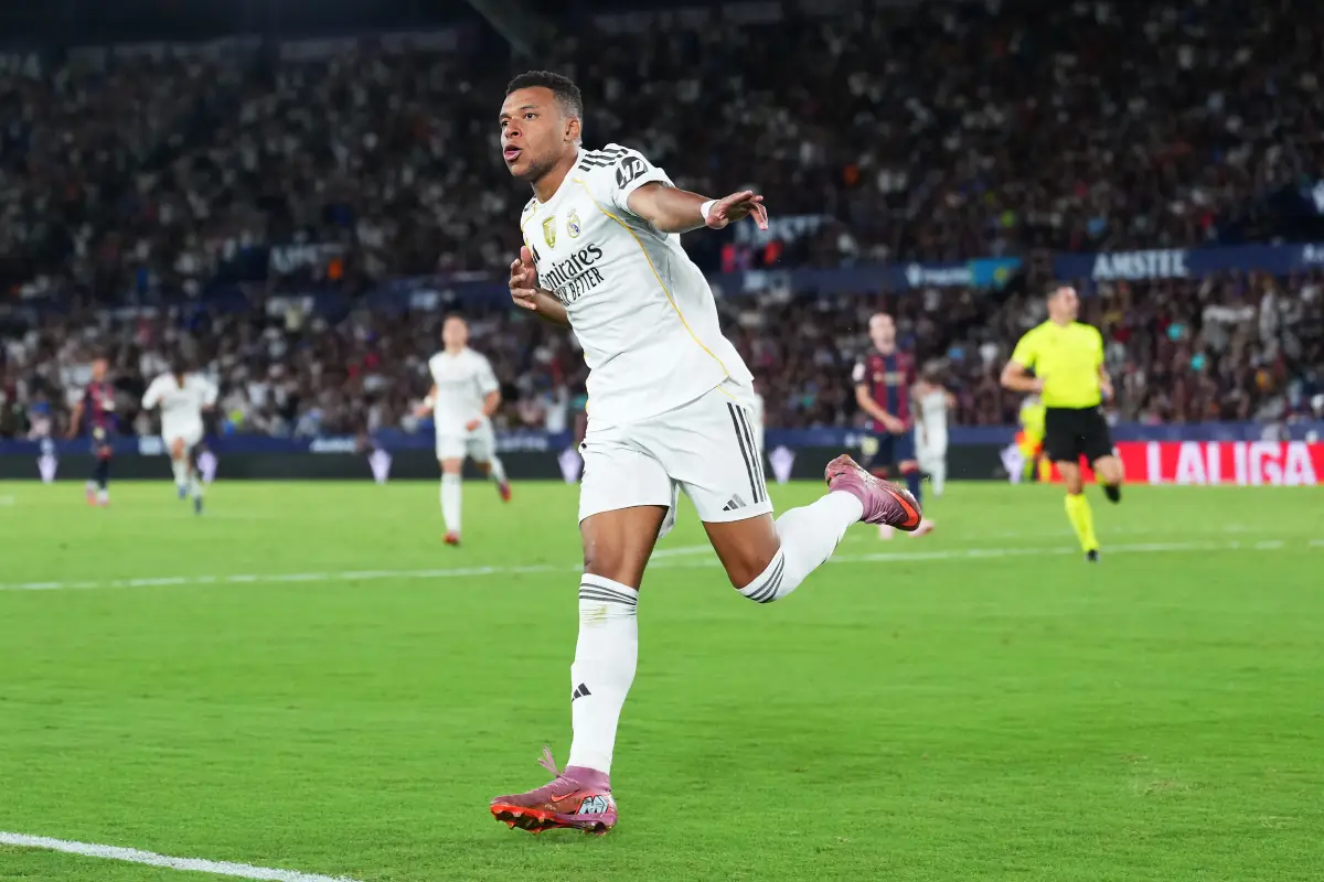 VALENCIA, SPAIN - SEPTEMBER 23: Kylian Mbappe of Real Madrid celebrates scoring his team's fourth goal during the LaLiga EA Sports match between Levante UD and Real Madrid CF at Ciutat de Valencia on September 23, 2025 in Valencia, Spain. (Photo by Aitor Alcalde/Getty Images)
