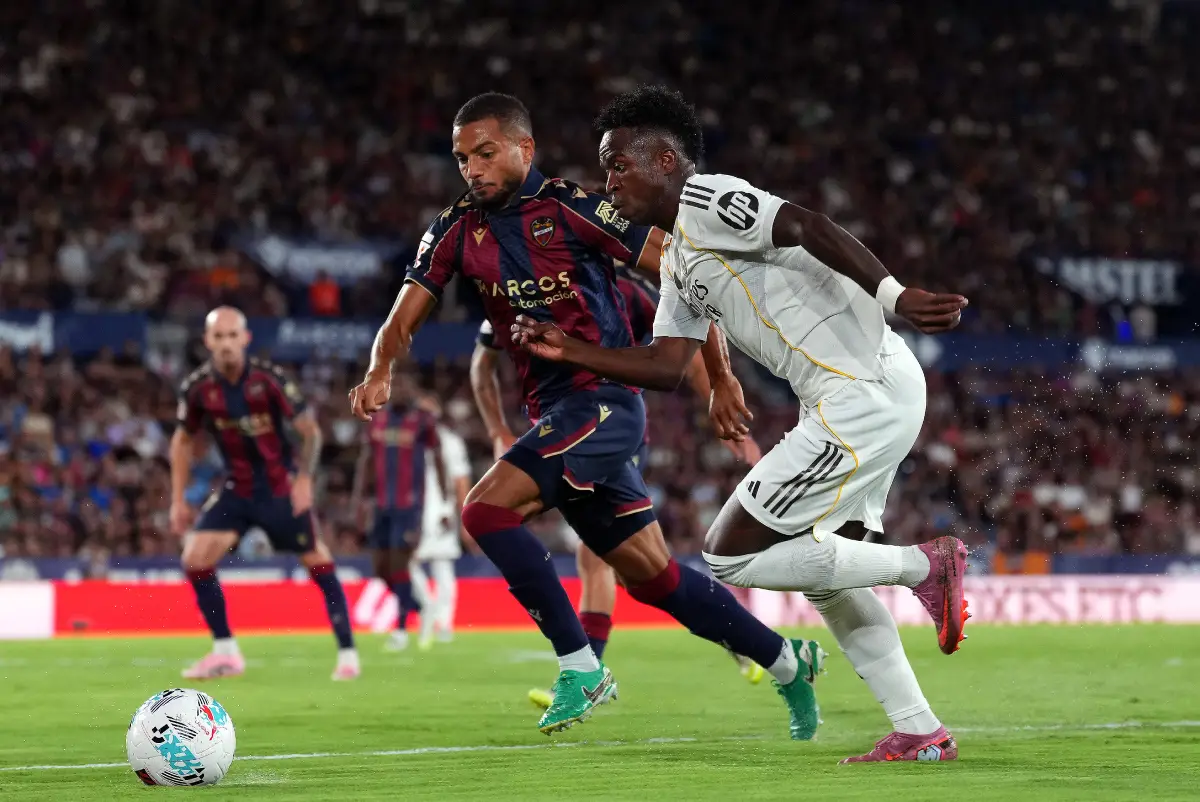 VALENCIA, SPAIN - SEPTEMBER 23: Vinicius Jr. of Real Madrid battles for possession with Jeremy Toljan of Levante UD during the LaLiga EA Sports match between Levante UD and Real Madrid CF at Ciutat de Valencia on September 23, 2025 in Valencia, Spain. (Photo by Aitor Alcalde/Getty Images)