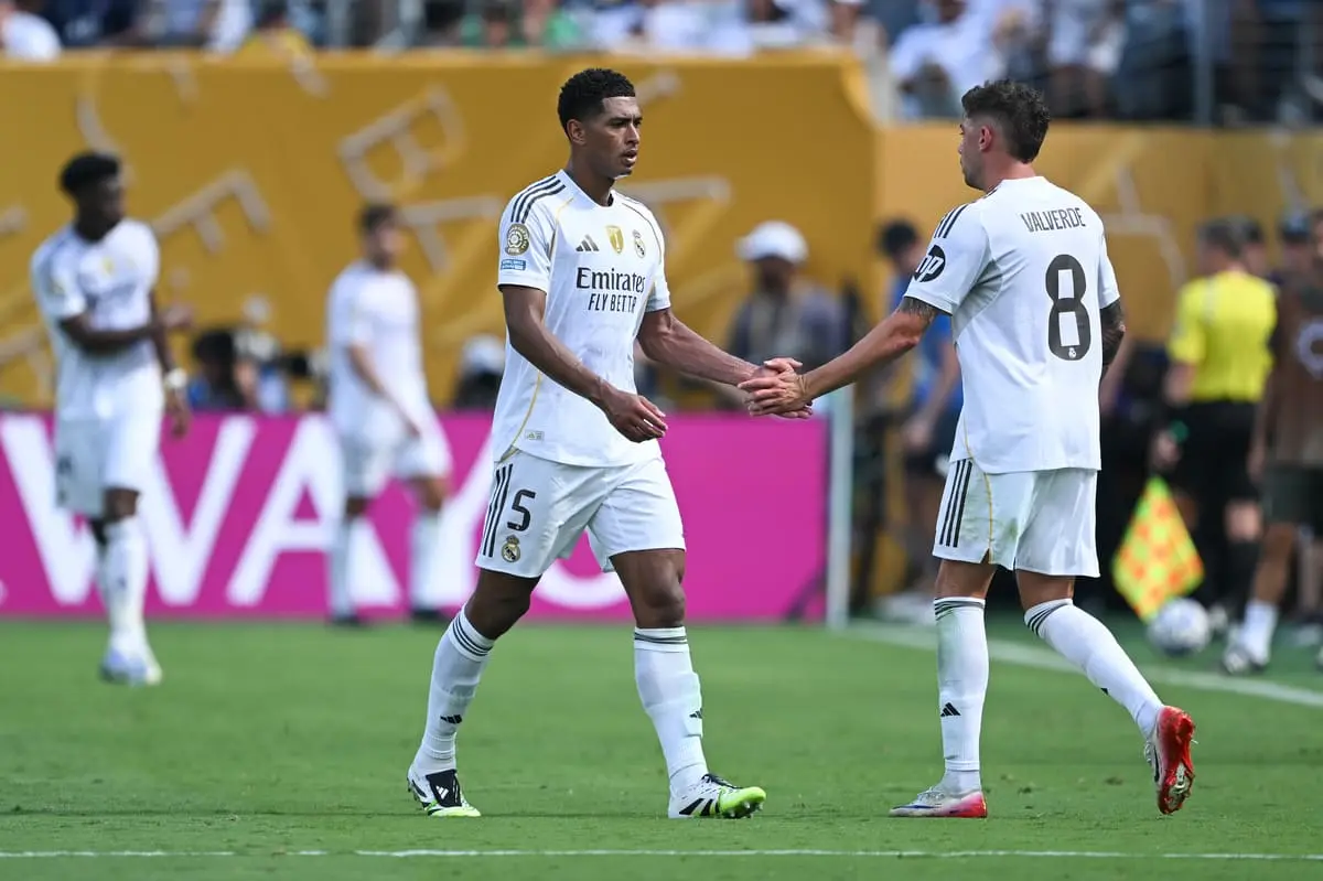 EAST RUTHERFORD, NEW JERSEY - JULY 09: Jude Bellingham #5 of Real Madrid C.F. shakes hands with Federico Valverde #8 while exiting the pitch during the FIFA Club World Cup 2025 semi-final match between Paris Saint-Germain and Real Madrid CF at MetLife Stadium on July 09, 2025 in East Rutherford, New Jersey with Xabi Alonso. (Photo by David Ramos/Getty Images).