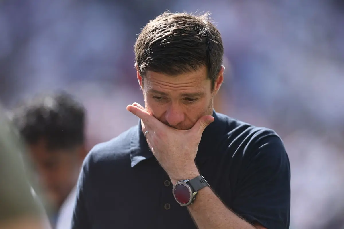 EAST RUTHERFORD, NEW JERSEY - JULY 09: Xabi Alonso, Head Coach of Real Madrid C.F, looks dejected during the FIFA Club World Cup 2025 semi-final match between Paris Saint-Germain and Real Madrid CF at MetLife Stadium on July 09, 2025 in East Rutherford, New Jersey. (Photo by Buda Mendes/Getty Images).