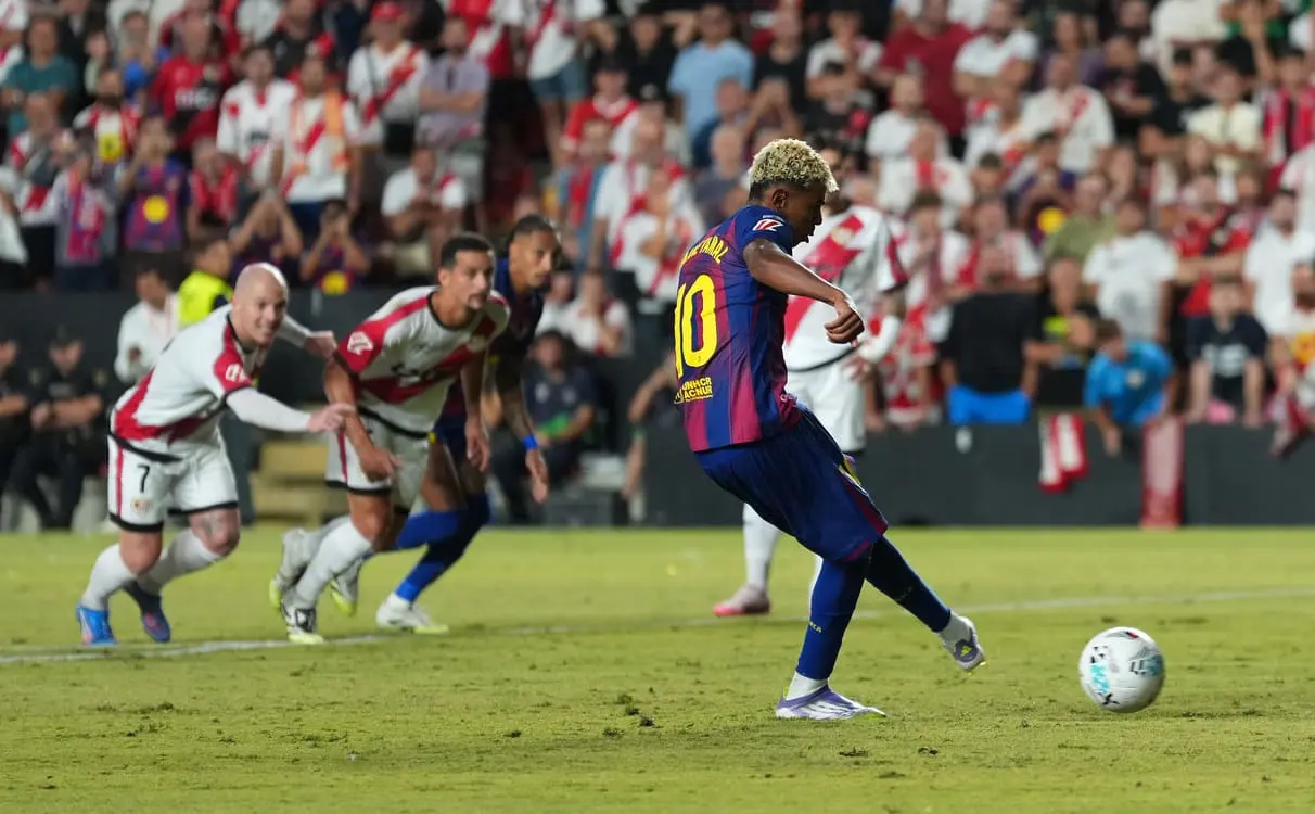 MADRID, SPAIN - AUGUST 31: Lamine Yamal of FC Barcelona scores his team's first goal during the LaLiga EA Sports match between Rayo Vallecano de Madrid and FC Barcelona at Estadio de Vallecas on August 31, 2025 in Madrid, Spain. (Photo by Angel Martinez/Getty Images)