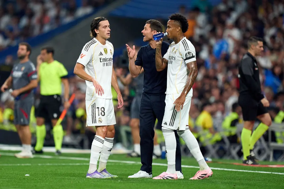 MADRID, SPAIN - AUGUST 19: Xabi Alonso, Head Coach of Real Madrid gives instructions to Alvaro Carreras and Eder Militao during the LaLiga EA Sports match between Real Madrid CF and CA Osasuna at Estadio Santiago Bernabeu on August 19, 2025 in Madrid, Spain. (Photo by Angel Martinez/Getty Images)