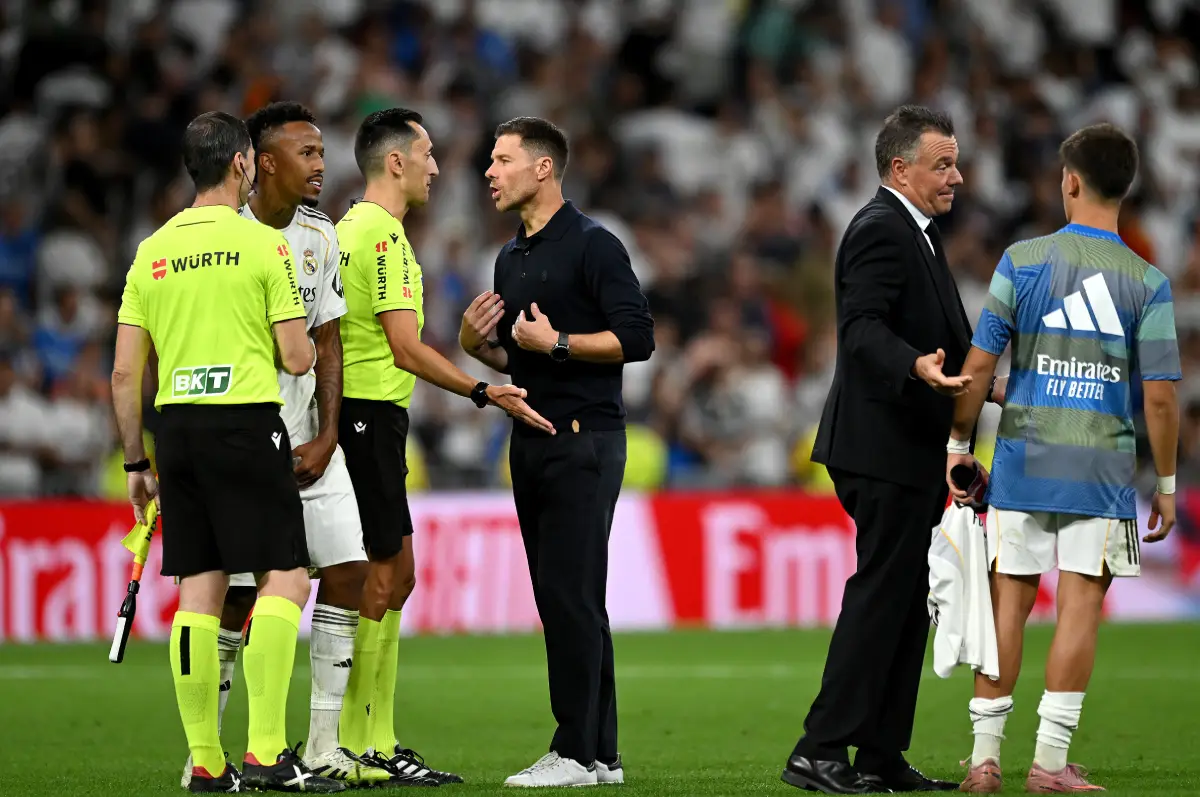 MADRID, SPAIN - AUGUST 30: Xabi Alonso, Head Coach of Real Madrid, speaks with referee Jose Maria Sanchez Martinez following the LaLiga EA Sports match between Real Madrid CF and RCD Mallorca at Estadio Santiago Bernabeu on August 30, 2025 in Madrid, Spain. (Photo by Denis Doyle/Getty Images)