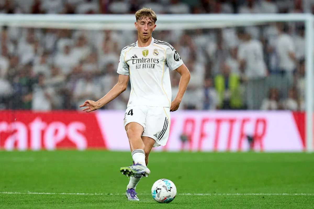 MADRID, SPAIN - AUGUST 30: Dean Huijsen of Real Madrid passes the ball during the LaLiga EA Sports match between Real Madrid CF and RCD Mallorca at Estadio Santiago Bernabeu on August 30, 2025 in Madrid, Spain. (Photo by Angel Martinez/Getty Images)