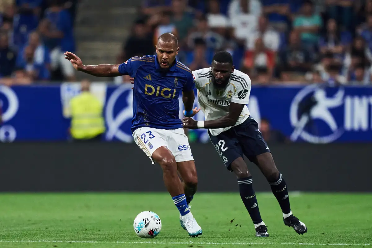 OVIEDO, SPAIN - AUGUST 24: Antonio Rudiger of Real Madrid is duels for the ball with Jose Rondon of Real Oviedo during the LaLiga EA Sports match between Real Oviedo and Real Madrid CF at Carlos Tartiere on August 24, 2025 in Oviedo, Spain. (Photo by Juan Manuel Serrano Arce/Getty Images)