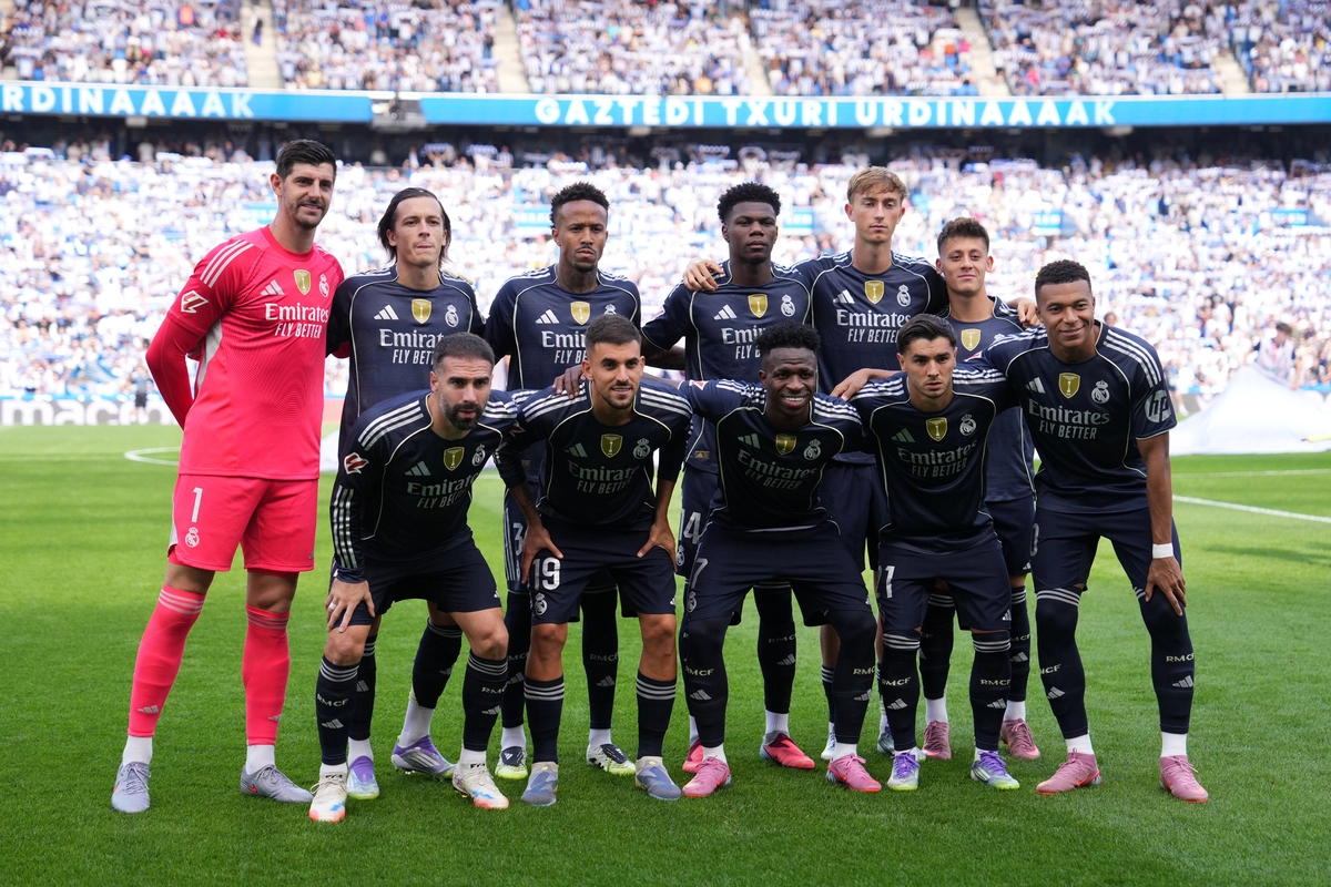 SAN SEBASTIAN, SPAIN - SEPTEMBER 13: Players of Real Madrid pose for a team photograph prior to the LaLiga EA Sports match between Real Sociedad and Real Madrid CF at Reale Arena on September 13, 2025 in San Sebastian, Spain. (Photo by Juan Manuel Serrano Arce/Getty Images)