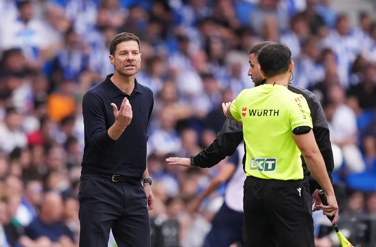 SAN SEBASTIAN, SPAIN - SEPTEMBER 13: Xabi Alonso, Head Coach of Real Madrid, interacts with the Referee during the LaLiga EA Sports match between Real Sociedad and Real Madrid CF at Reale Arena on September 13, 2025 in San Sebastian, Spain. (Photo by Juan Manuel Serrano Arce/Getty Images).
