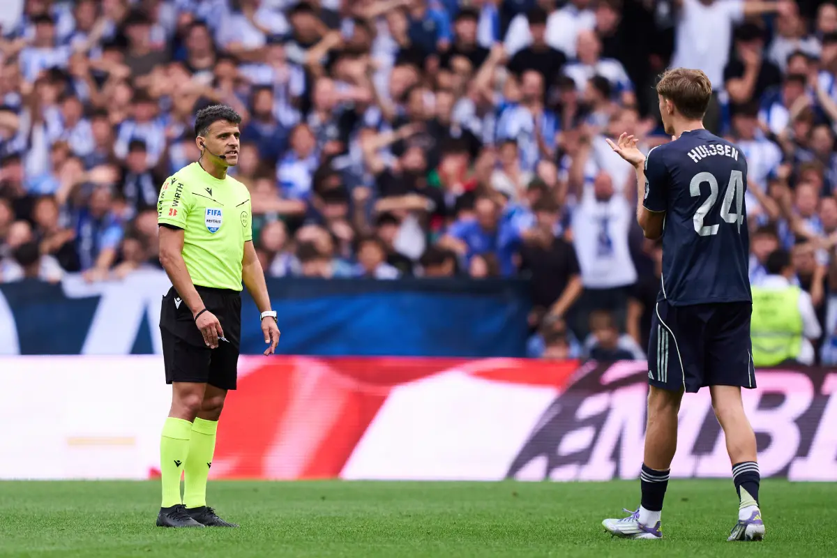 SAN SEBASTIAN, SPAIN - SEPTEMBER 13: Match referee Jesus Gil Manzano gestures towards Dean Huijsen of Real Madrid during the LaLiga EA Sports match between Real Sociedad and Real Madrid CF at Reale Arena on September 13, 2025 in San Sebastian, Spain. (Photo by Juan Manuel Serrano Arce/Getty Images)