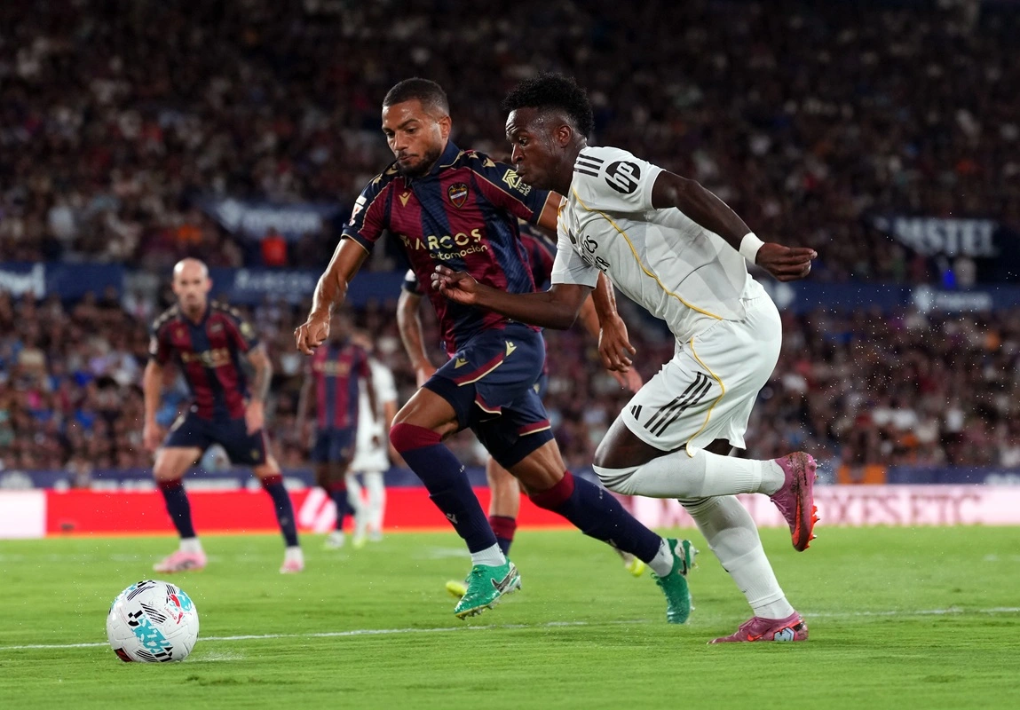 VALENCIA, SPAIN - SEPTEMBER 23: Vinicius Junior of Real Madrid battles for possession with Jeremy Toljan of Levante UD during the LaLiga EA Sports match between Levante UD and Real Madrid CF at Ciutat de Valencia on September 23, 2025 in Valencia, Spain. (Photo by Aitor Alcalde/Getty Images)