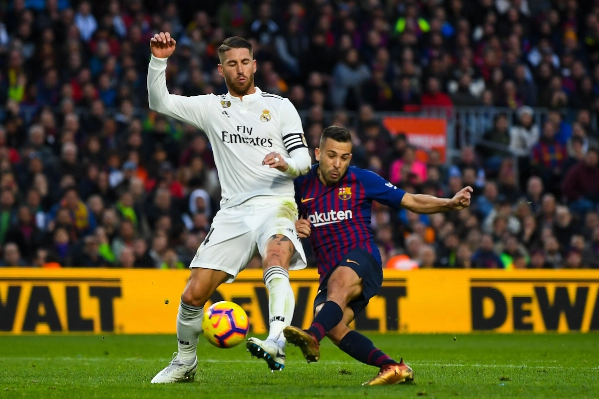 BARCELONA, SPAIN - OCTOBER 28: Jordi Alba of FC Barcelona competes for the ball with Sergio Ramos of Real Madrid CF during the La Liga match between FC Barcelona and Real Madrid CF at Camp Nou on October 28, 2018 in Barcelona, Spain. (Photo by David Ramos/Getty Images)