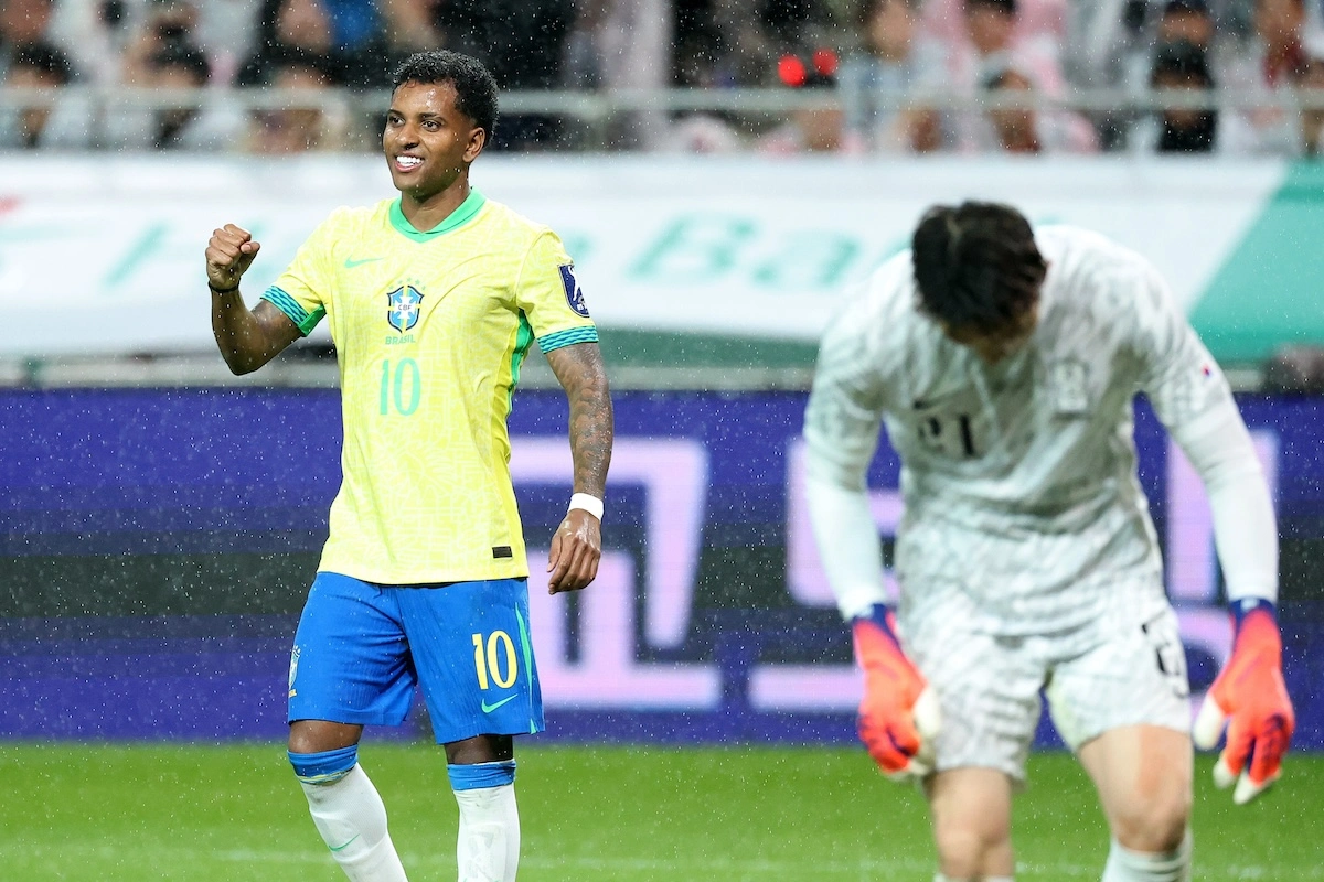 SEOUL, SOUTH KOREA - OCTOBER 10: Rodrygo of Brazil (L) celebrates after scoring the team's fourth goal during the international friendly between South Korea and Brazil at Seoul World Cup Stadium on October 10, 2025 in Seoul, South Korea. (Photo by Chung Sung-Jun/Getty Images)