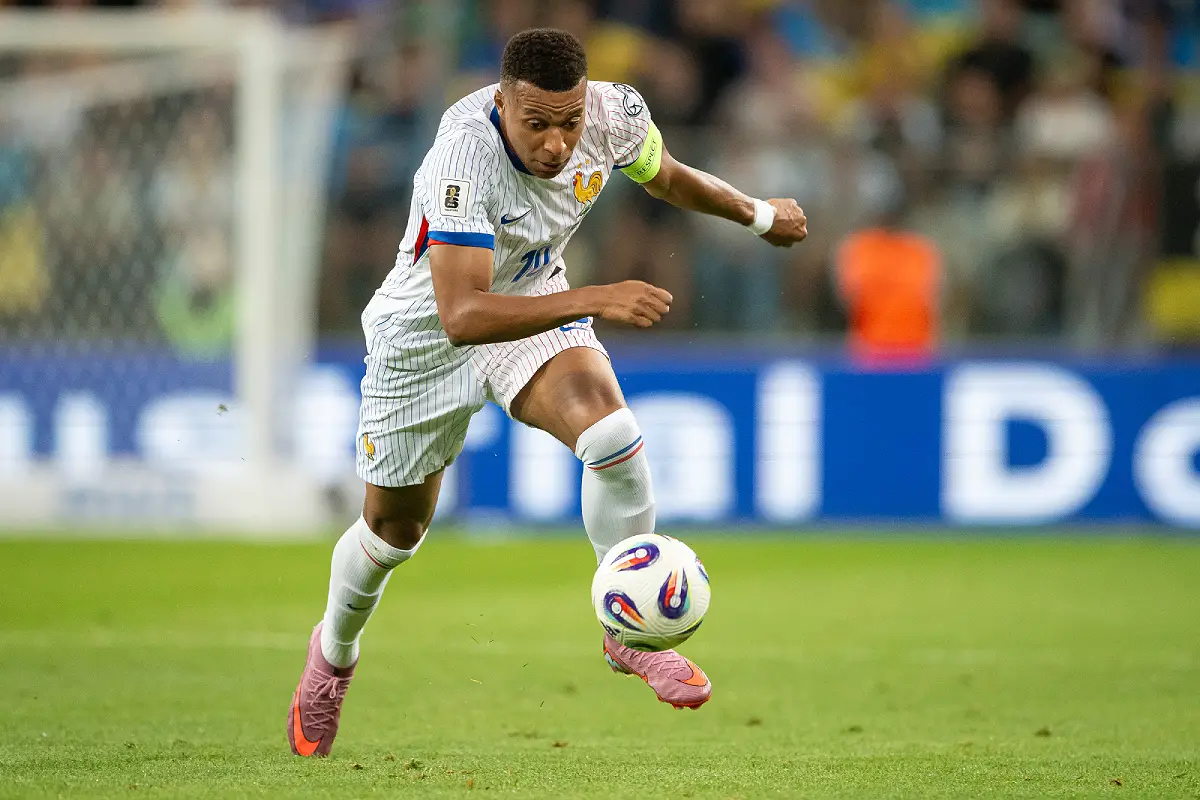 Mbappé avec les Bleus en septembre (Photo by Mateusz Slodkowski/Getty Images).