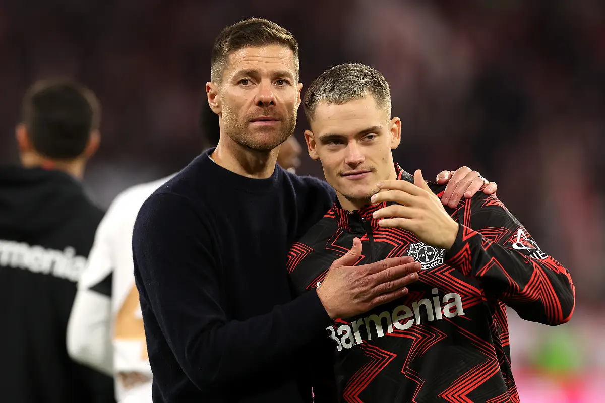 Xabi Alonso et Florian Wirtz en septembre 2024 (Photo by Alexander Hassenstein/Getty Images).