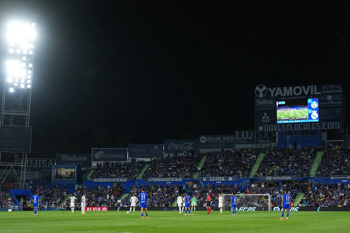 GETAFE, SPAIN - OCTOBER 19: A general view of the inside of the stadium as players of Getafe CF and Real Madrid stand still for the first fifteen seconds of the match, as they protest against the upcoming FC Barcelona and Villarreal CF LaLiga match which has been moved to take place in Miami on the 20th of December 2025, during the LaLiga EA Sports match between Getafe CF and Real Madrid CF at Coliseum Alfonso Perez on October 19, 2025 in Getafe, Spain. (Photo by Angel Martinez/Getty Images)