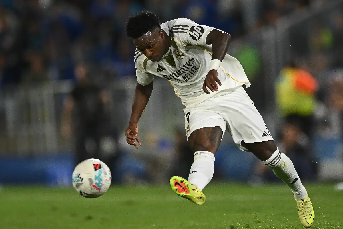 GETAFE, SPAIN - OCTOBER 19: Vinicius Jr. of Real Madridpasses the ball during the LaLiga EA Sports match between Getafe CF and Real Madrid CF at Coliseum Alfonso Perez on October 19, 2025 in Getafe, Spain. (Photo by Denis Doyle/Getty Images)