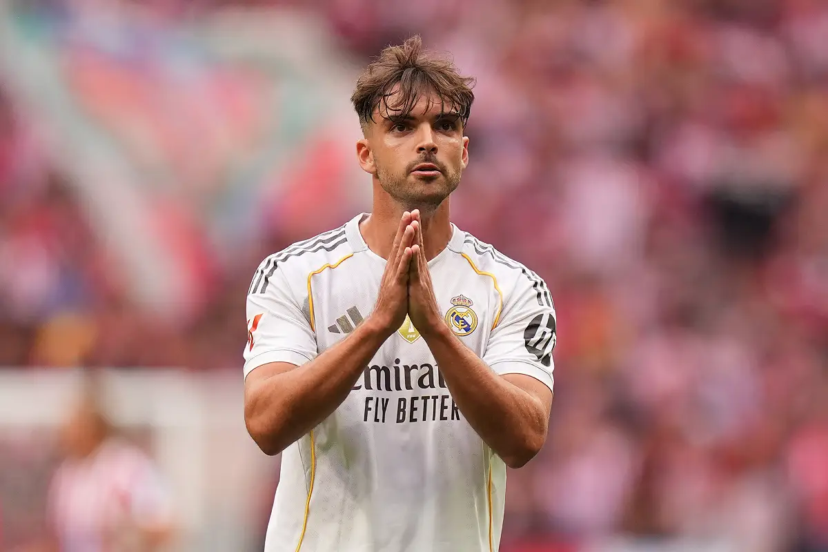 MADRID, SPAIN - SEPTEMBER 27: Raul Asencio of Real Madrid acknowledges the fans after his team's defeat during the LaLiga EA Sports match between Atletico de Madrid and Real Madrid CF at Riyadh Air Metropolitano on September 27, 2025 in Madrid, Spain. (Photo by Angel Martinez/Getty Images)