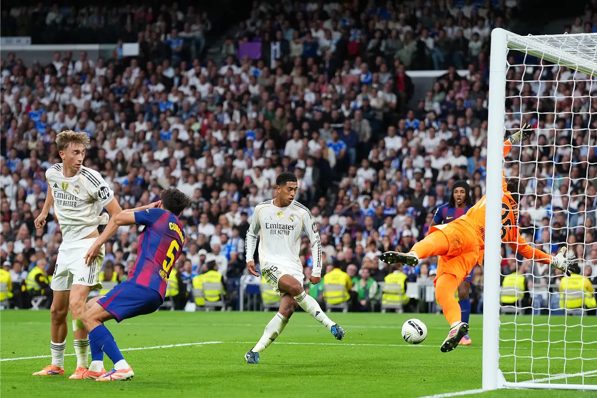 Jude Bellingham marquant dans le but barcelonais (Photo by Angel Martinez/Getty Images).