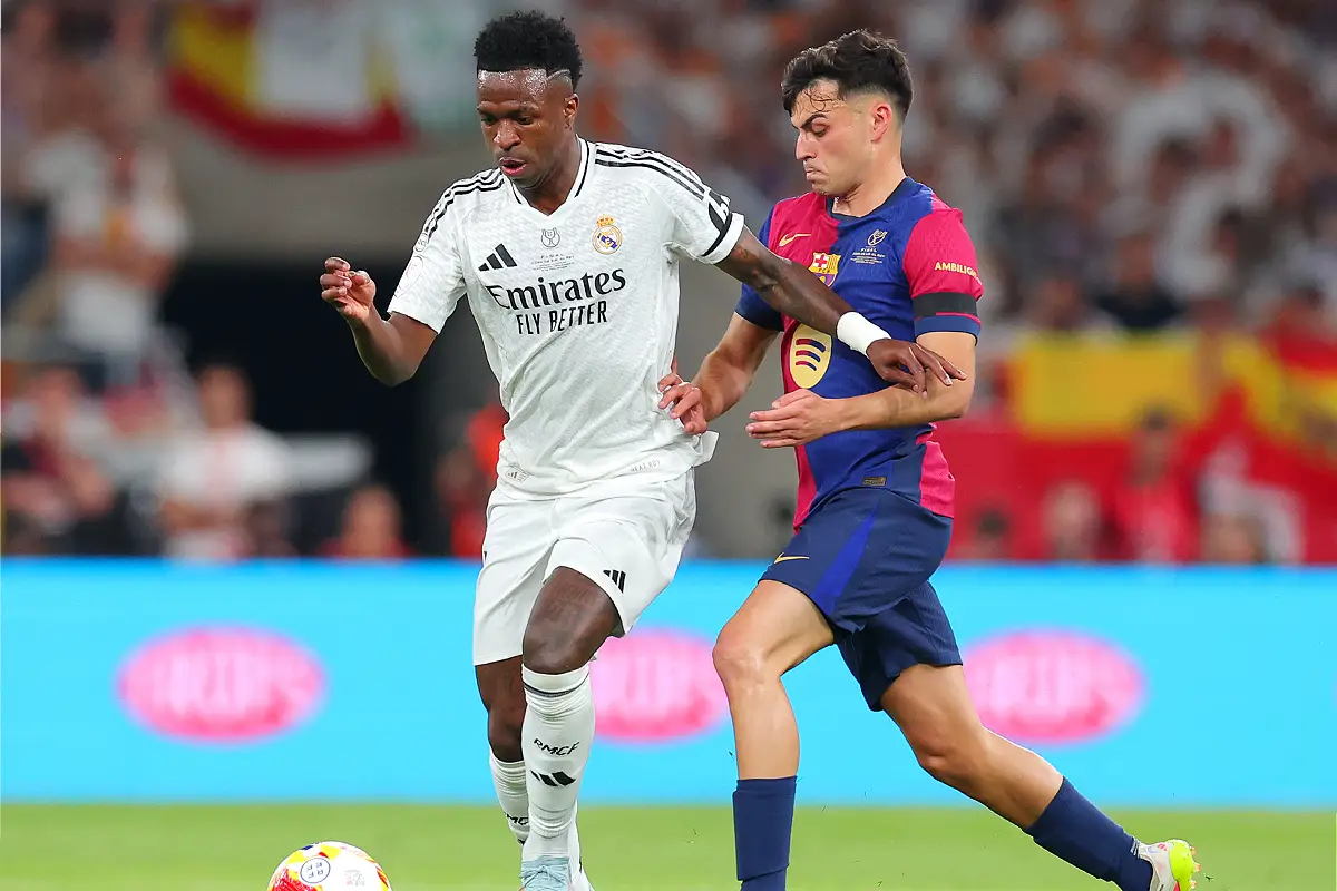 Vinicius Jr et Pedri en avril 2025 (Photo by Fran Santiago/Getty Images).
