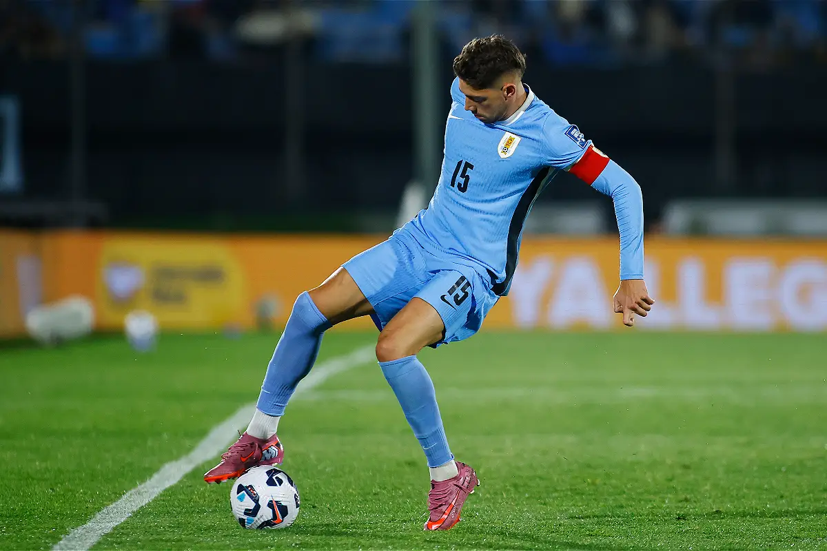 MONTEVIDEO, URUGUAY - SEPTEMBER 04: Federico Valverde of Uruguay controls the ball during the South American FIFA World Cup 2026 Qualifier match between Uruguay and Peru at Centenario Stadium on September 04, 2025 in Montevideo, Uruguay. (Photo by Ernesto Ryan/Getty Images)
