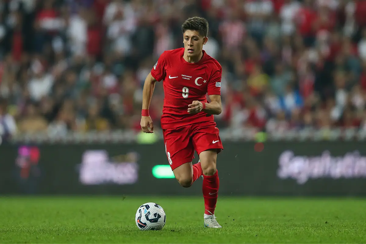 SAMSUN, TURKEY - OCTOBER 11: Arda Guler of Turkey controls the ball during the UEFA Nations League 2024/25 League B Group B4 match between Turkiye and Montenegro at on October 11, 2024 in Samsun, Turkey. (Photo by Ahmad Mora/Getty Images)