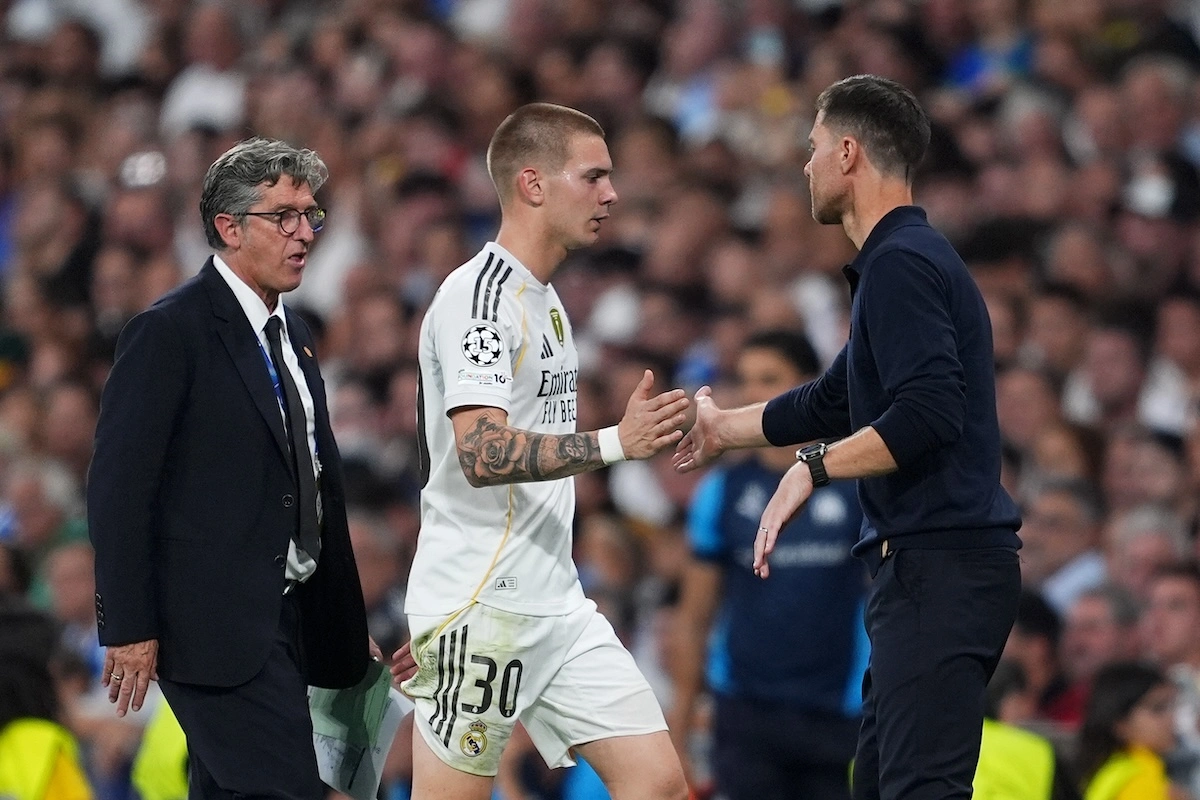 MD1 MADRID, SPAIN - SEPTEMBER 16: Franco Mastantuono of Real Madrid reacts with Xabi Alonso, Head Coach of Real Madrid, after being substituted during the UEFA Champions League 2025/26 League Phase MD1 match between Real Madrid C.F. and Olympique de Marseille at Estadio Santiago Bernabeu on September 16, 2025 in Madrid, Spain. (Photo by Mateo Villalba Sanchez/Getty Images)