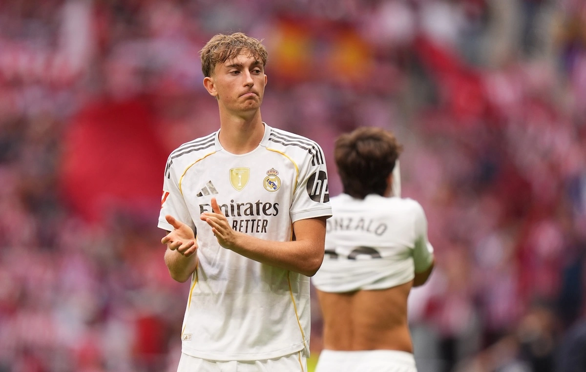 MADRID, SPAIN - SEPTEMBER 27: Dean Huijsen of Real Madrid acknowledges the fans after his teams defeat during the LaLiga EA Sports match between Atletico de Madrid and Real Madrid CF at Riyadh Air Metropolitano on September 27, 2025 in Madrid, Spain. (Photo by Angel Martinez/Getty Images)