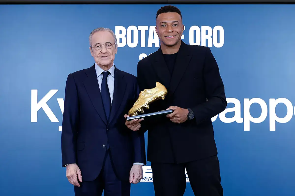 "Ce prix signifie beaucoup", Kylian Mbappé reçoit le Soulier d'or au Bernabéu (realmadrid.com)