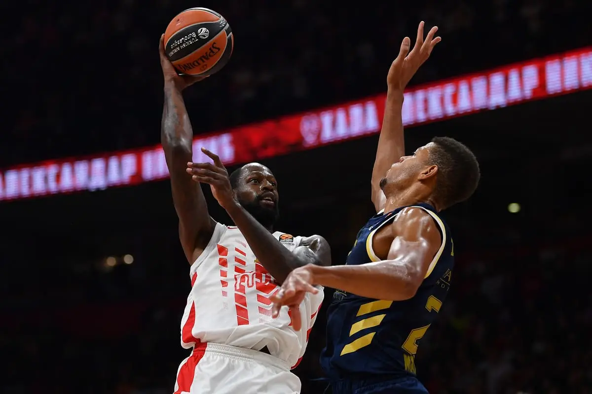 BELGRADE, SERBIA - NOVEMBER 07: James Gist of Crvena Zvezda mts Belgrade attempts a shot under pressure from Walter Tavares of Real Madrid during the 2019-2020 Tukish Airlines Regular Season Round 7 game between Crvena Zvezda mts Belgrade and Real Madrid at Stark Arena on November 07, 2019 in Belgrade, Serbia. (Photo by Justin Setterfield/Getty Images)