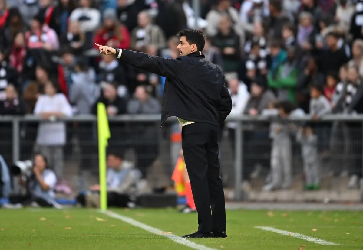 FRANKFURT AM MAIN, GERMANY - SEPTEMBER 11: Pau Quesada, Head Coach of Real Madrid, gives instructions to his players during the UEFA Women's Champions League qualifier match between Eintracht Frankfurt and Real Madrid at Stadion am Brentanobad on September 11, 2025 in Frankfurt am Main, Germany. (Photo by Christian Kaspar-Bartke/Getty Images)
