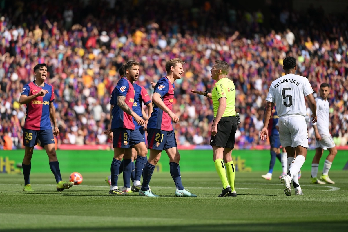 BARCELONA, SPAIN - MAY 11: Frenkie de Jong of FC Barcelona reacts towards Referee Alejandro Jose Hernandez Hernandez during the LaLiga match between FC Barcelona and Real Madrid CF at Estadi Olimpic Lluis Companys on May 11, 2025 in Barcelona, Spain. (Photo by David Ramos/Getty Images) l Clásico