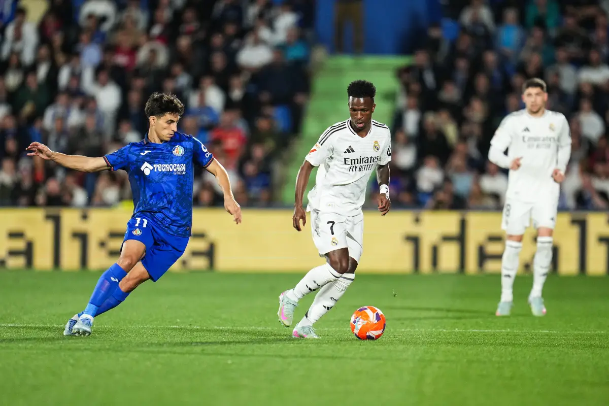 GETAFE, SPAIN - APRIL 23: Vinicius Junior of Real Madrid run with the ball during the LaLiga match between Getafe CF and Real Madrid CF at Coliseum Alfonso Perez on April 23, 2025 in Getafe, Spain. (Photo by Aitor Alcalde/Getty Images)
