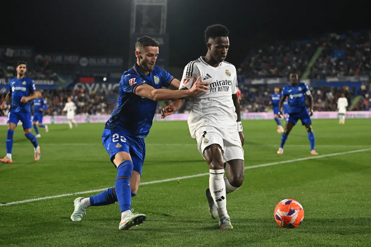 GETAFE, SPAIN - APRIL 23: Vinicius Junior of Real Madrid is challenged by Domingos Duarte of Getafe CF during the LaLiga match between Getafe CF and Real Madrid CF at Coliseum Alfonso Perez on April 23, 2025 in Getafe, Spain. (Photo by Denis Doyle/Getty Images)