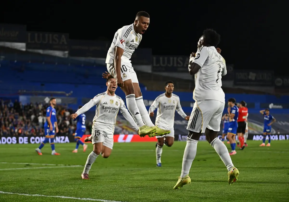GETAFE, SPAIN - OCTOBER 19: Kylian Mbappe of Real Madrid celebrates scoring his team's first goal with teammate Arda Gueler and Vinicius Junior during the LaLiga EA Sports match between Getafe CF and Real Madrid CF at Coliseum Alfonso Perez on October 19, 2025 in Getafe, Spain. (Photo by Denis Doyle/Getty Images).