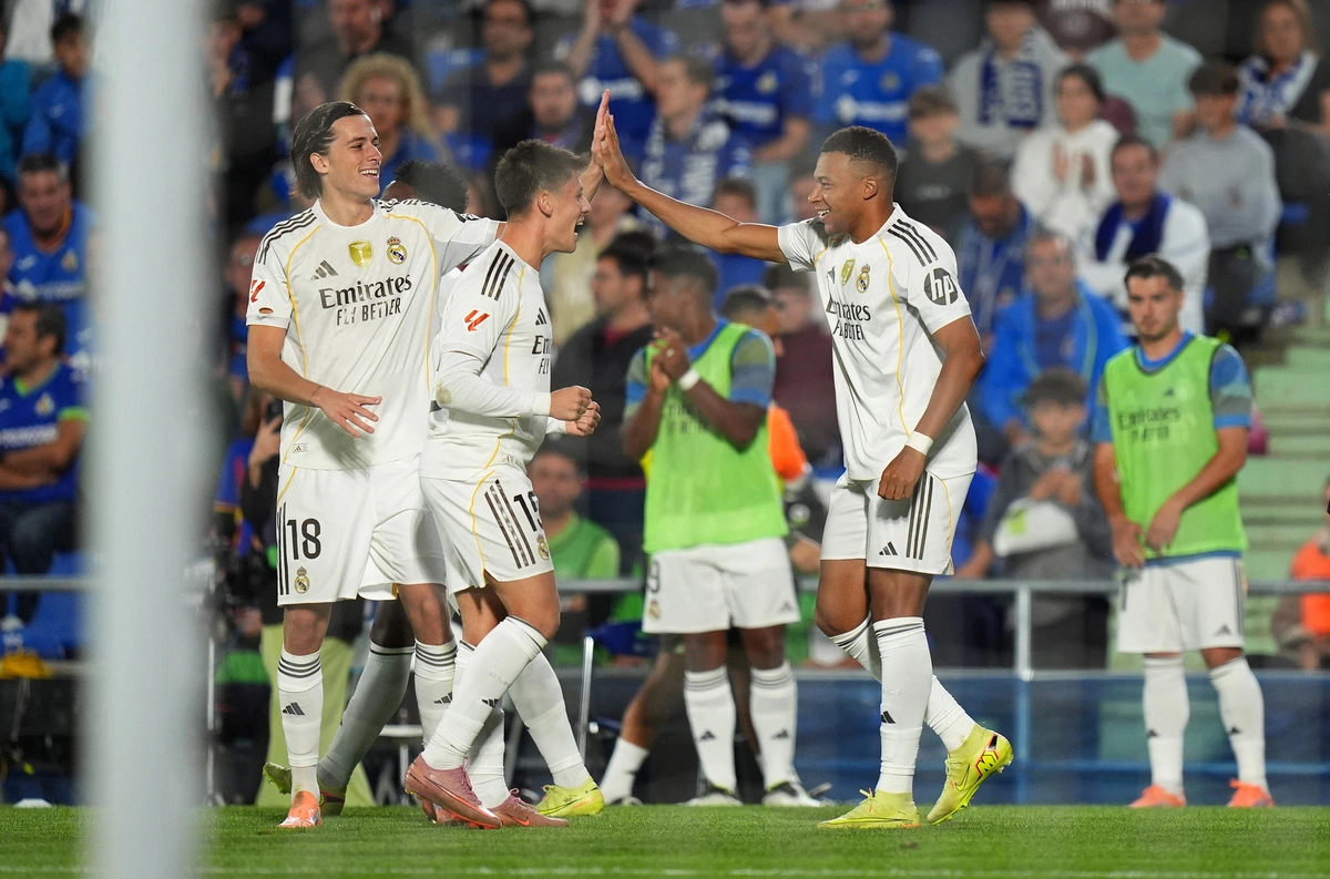 GETAFE, ESPAGNE - 19 OCTOBRE : Kylian Mbappé, du Real Madrid, célèbre le premier but de son équipe avec ses coéquipiers Alvaro Carreras et Arda Gueler lors du match de Liga EA Sports entre le Getafe CF et le Real Madrid CF au Coliseum Alfonso Perez, le 19 octobre 2025 à Getafe, en Espagne. (Photo par Angel Martinez/Getty Images)
