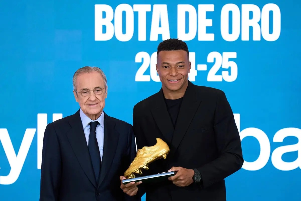 MADRID, SPAIN - OCTOBER 31: Kylian Mbappe of Real Madrid poses the Golden Boot 2024-2025 Trophy and Florentino Perez, President of Real Madrid at Estadio Santiago Bernabeu on October 31, 2025 in Madrid, Spain. (Photo by Angel Martinez/Getty Images)