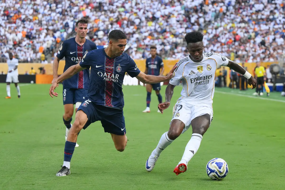 EAST RUTHERFORD, NEW JERSEY - JULY 09: Vinícius Júnior of Real Madrid competes for the ball with Achraf Hakimi #2 of Paris Saint-Germain during the FIFA Club World Cup 2025 semi-final match between Paris Saint-Germain and Real Madrid CF at MetLife Stadium on July 09, 2025 in East Rutherford, New Jersey. (Photo by David Ramos/Getty Images)