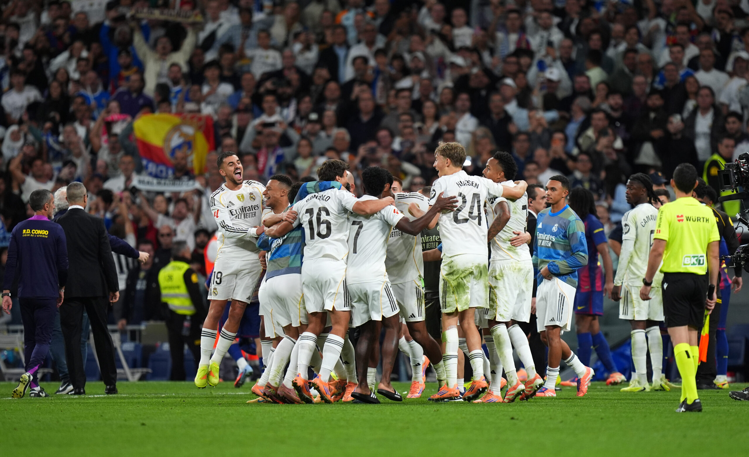 MADRID, SPAIN - OCTOBER 26: Players of Real Madrid celebrate after defeating FC Barcelona during the LaLiga EA Sports match between Real Madrid CF and FC Barcelona at Estadio Santiago Bernabeu on October 26, 2025 in Madrid, Spain. (Photo by Angel Martinez/Getty Images)