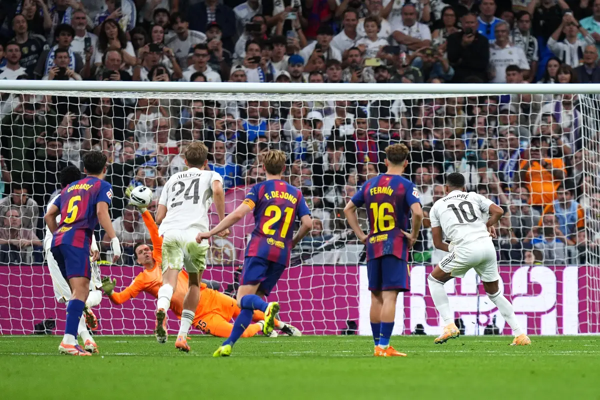 MADRID, SPAIN - OCTOBER 26: Kylian Mbappe of Real Madrid takes a penalty kick which is saved by Wojciech Szczesny of FC Barcelona during the LaLiga EA Sports match between Real Madrid CF and FC Barcelona at Estadio Santiago Bernabeu on October 26, 2025 in Madrid, Spain. (Photo by Angel Martinez/Getty Images)