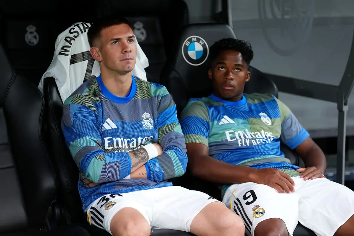 MADRID, SPAIN - OCTOBER 26: Franco Mastantuono of Real Madrid sits with Endrick on the bench prior to the LaLiga EA Sports match between Real Madrid CF and FC Barcelona at Estadio Santiago Bernabeu on October 26, 2025 in Madrid, Spain. (Photo by Angel Martinez/Getty Images).