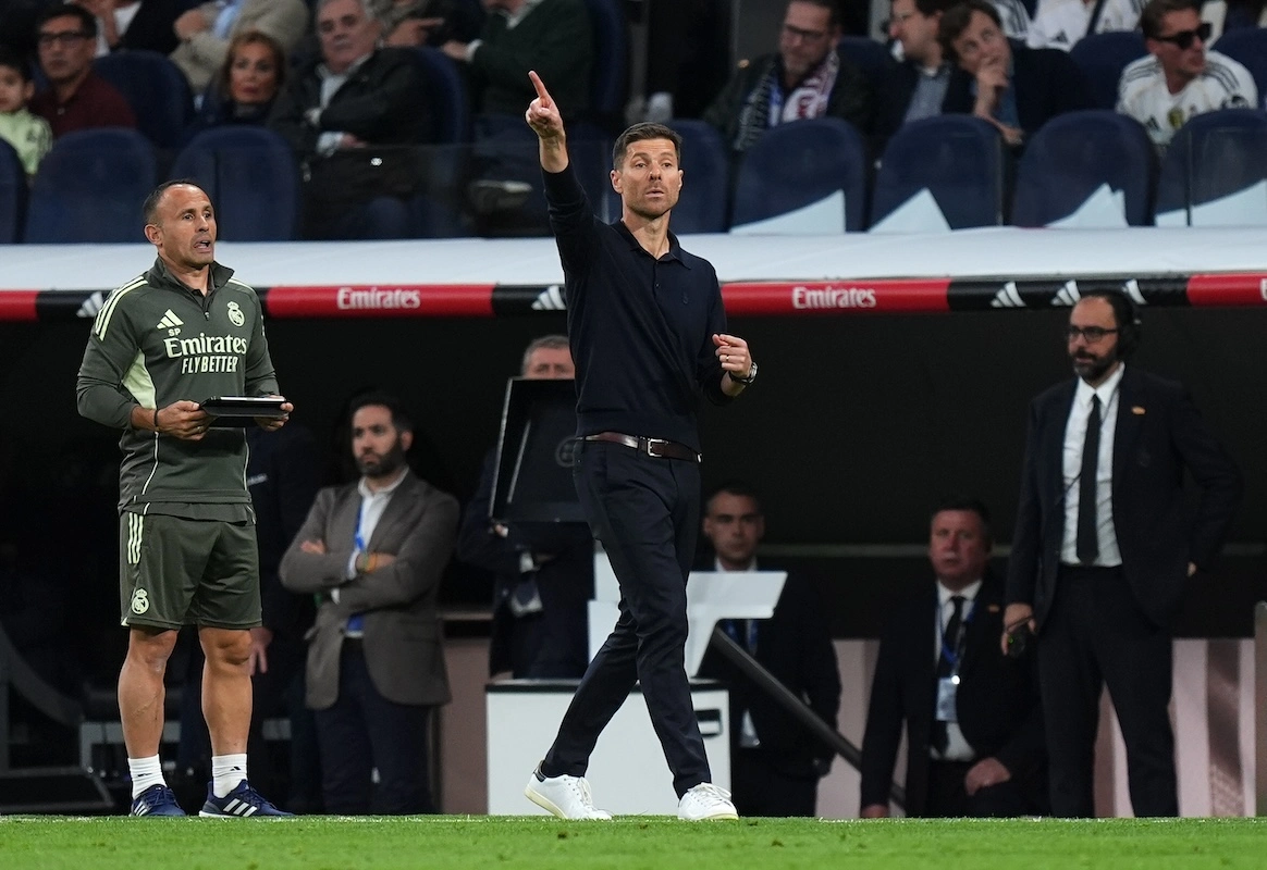 MADRID, SPAIN - OCTOBER 26: Xabi Alonso, Head Coach of Real Madrid, gestures during the LaLiga EA Sports match between Real Madrid CF and FC Barcelona at Estadio Santiago Bernabeu on October 26, 2025 in Madrid, Spain. (Photo by Angel Martinez/Getty Images)